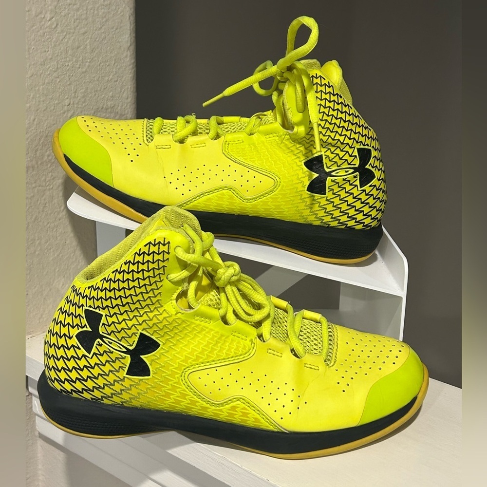 Under Armour Youth Size 5Y US  1251664-731 Clutch fit Lightning Basketball